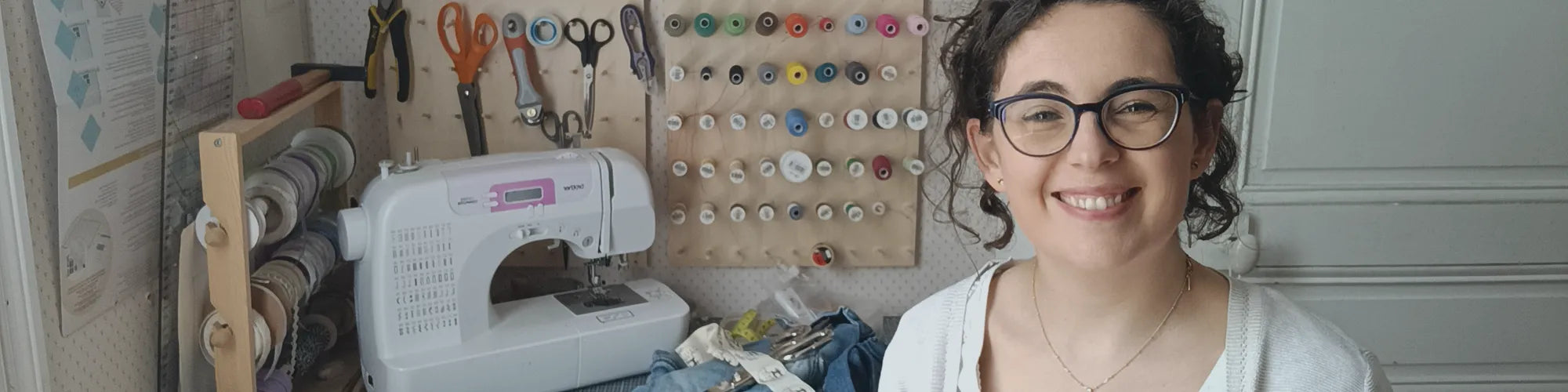 Bannière de la page à propos de Récup' Tissu de Lili - Aurélie alias LILI dans l'atelier avec la machine à coudre