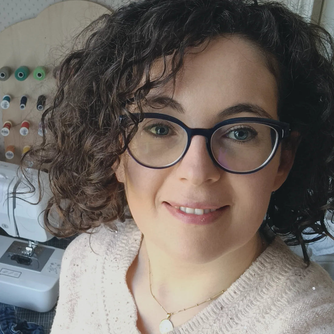 Lili en train de coudre dans son atelier avec une machine à coudre