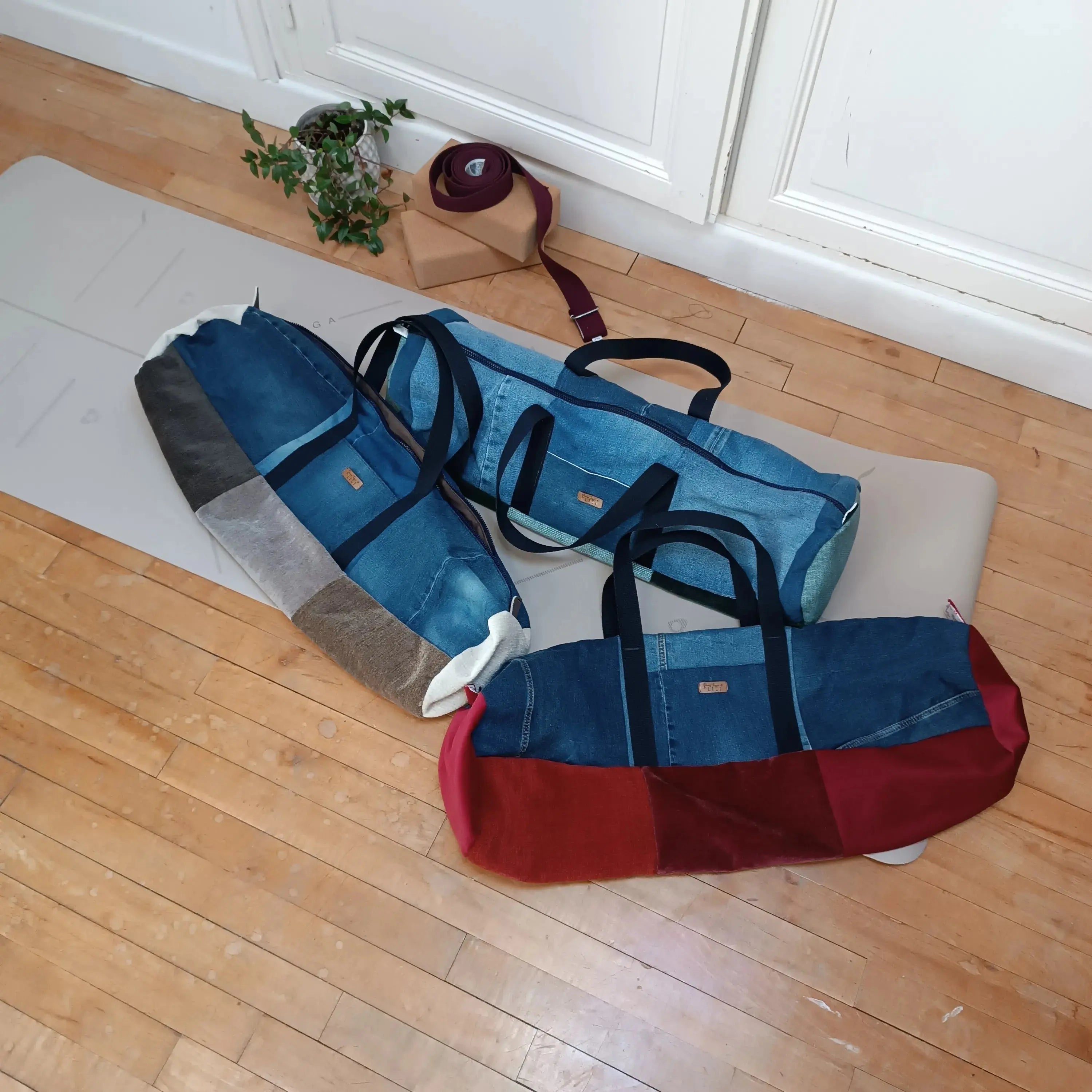 Image collection sac housse tapis de yoga - visuel de 3 sac sur un tapis de yoga