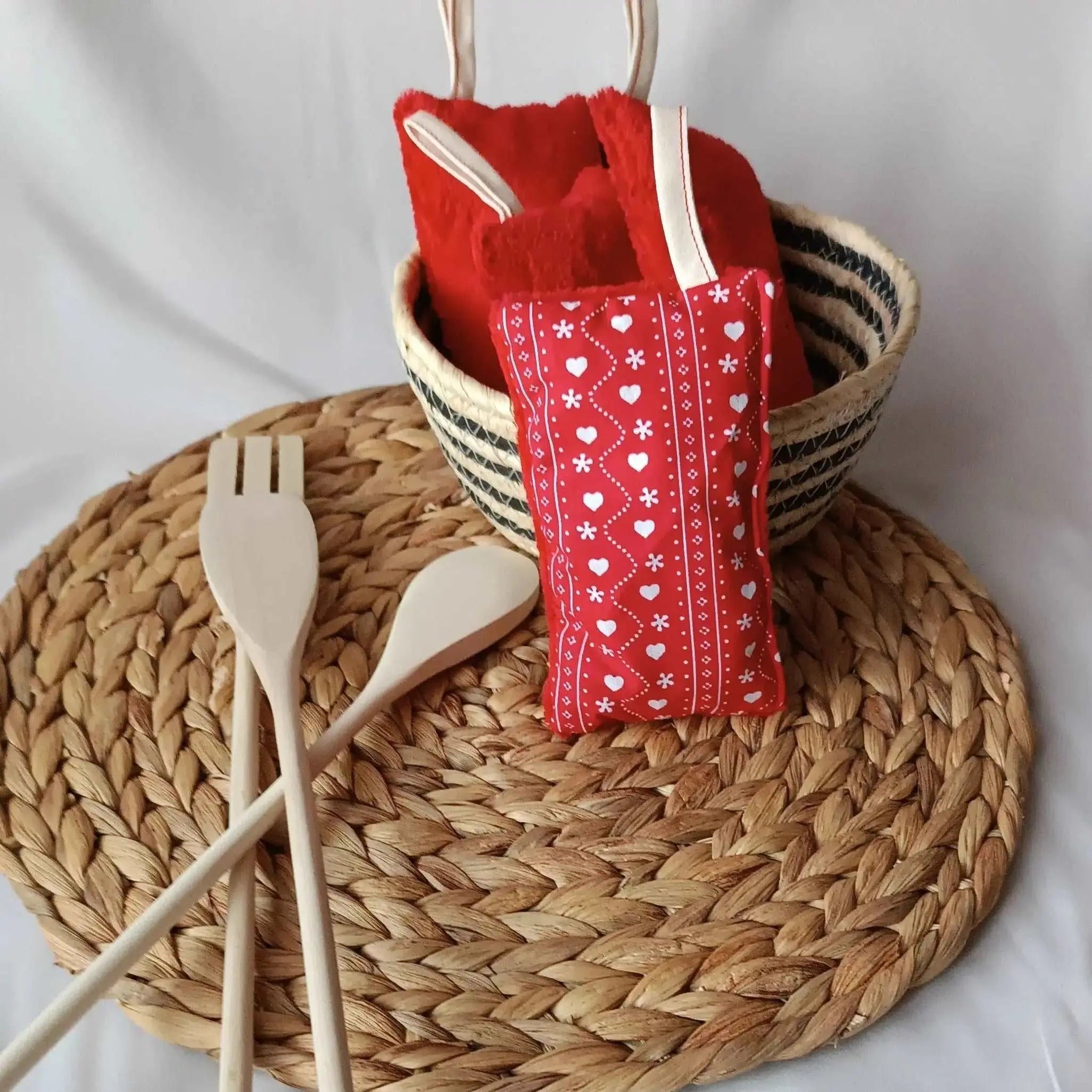 Éponge lavable rouge et blanche à petits cœurs en tissu upcyclé