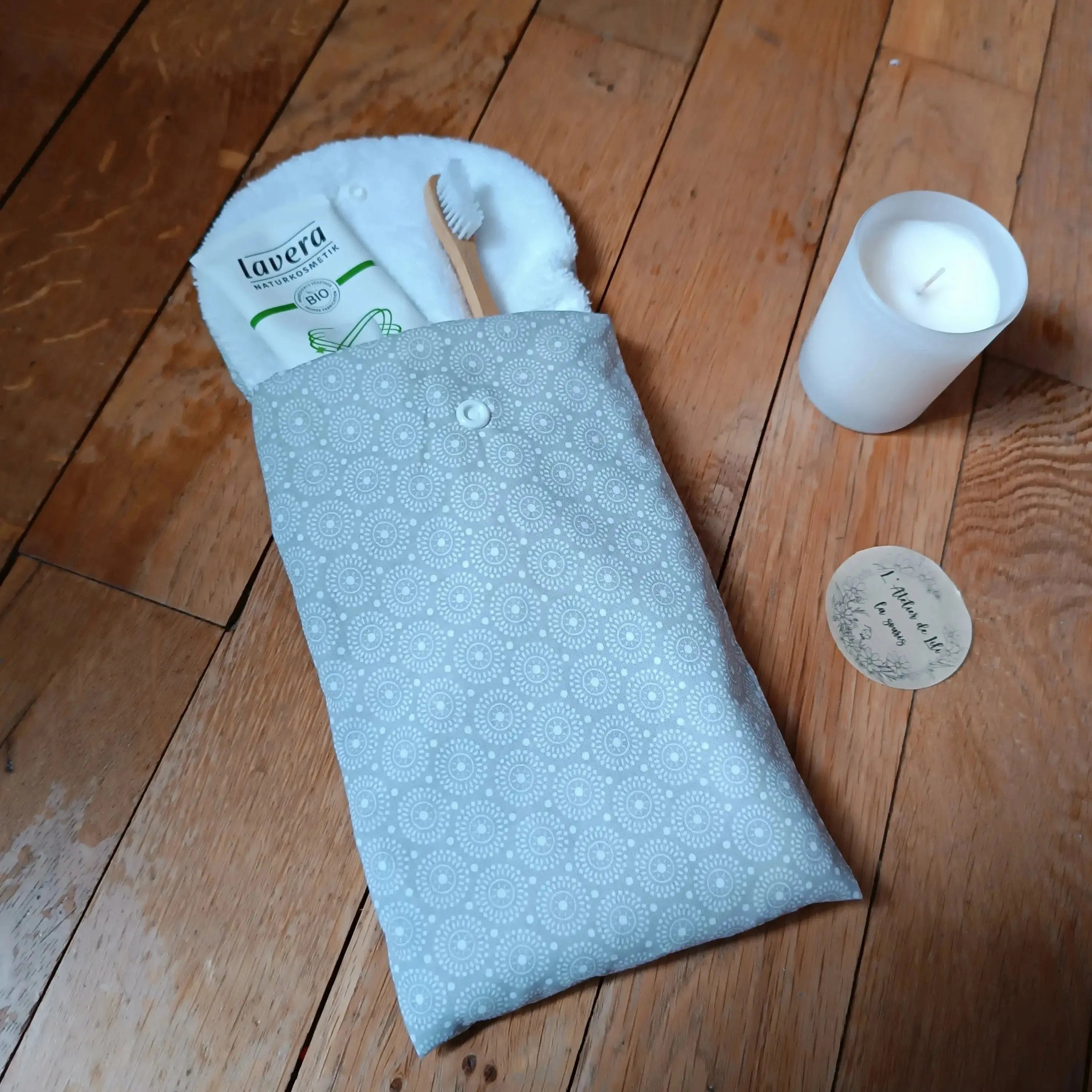 Étui à brosse à dents gris en tissu upcyclé, doublé de tissu éponge