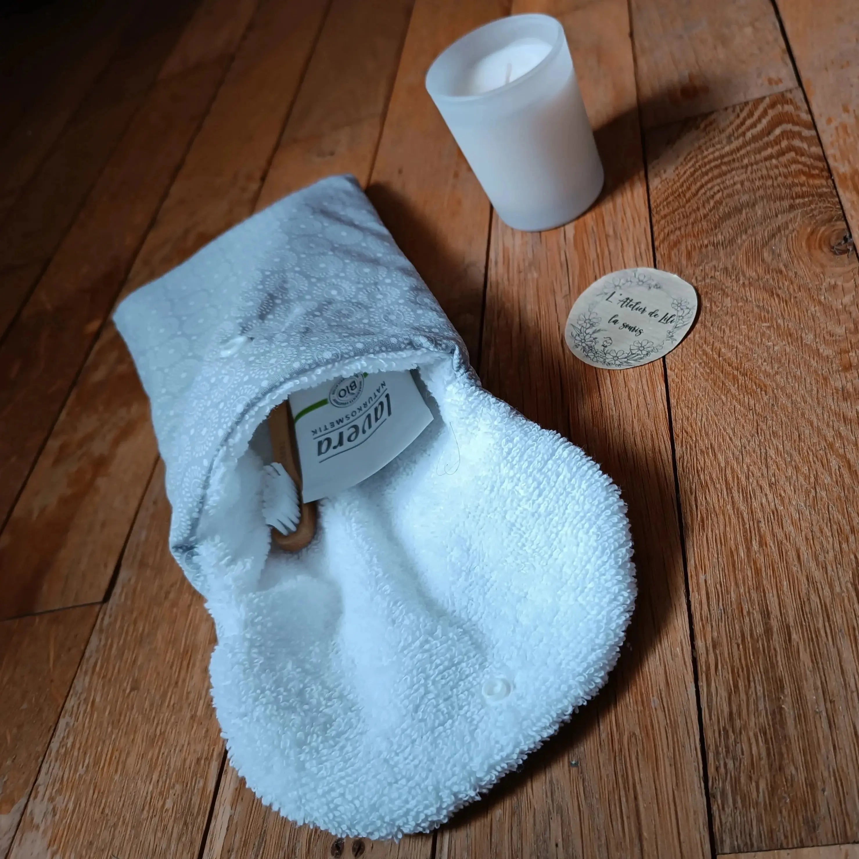 Étui à brosse à dents gris ouvert, doublure en tissu éponge visible