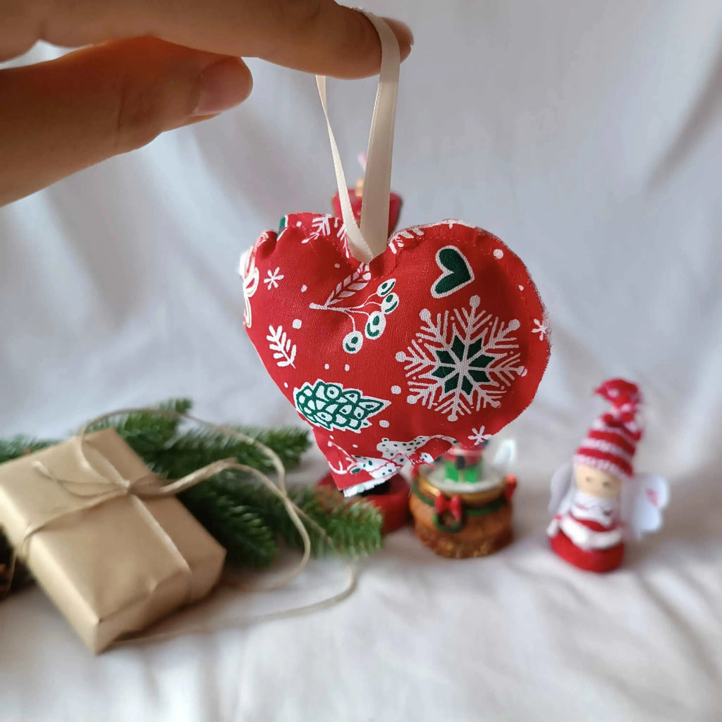 Cœur de Noël en tissu rouge suspendu par son ruban