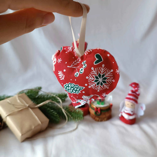 Cœur de Noël en tissu rouge suspendu par son ruban