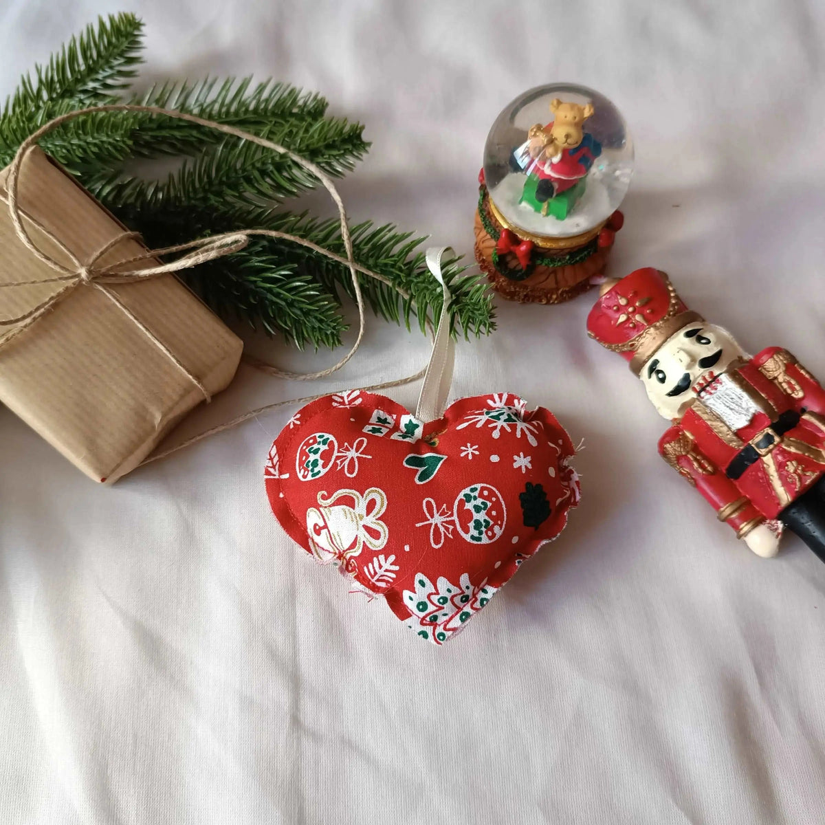 Décoration de sapin cœur rouge, gros plan sur l'imprimé de Noël