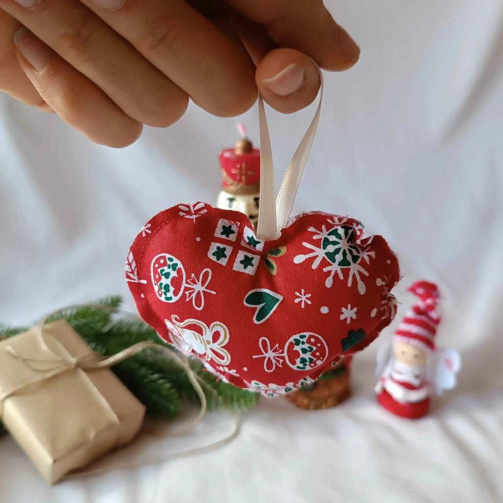 Cœur de Noël en tissu rouge imprimé, fait main dans l'atelier en Picardie