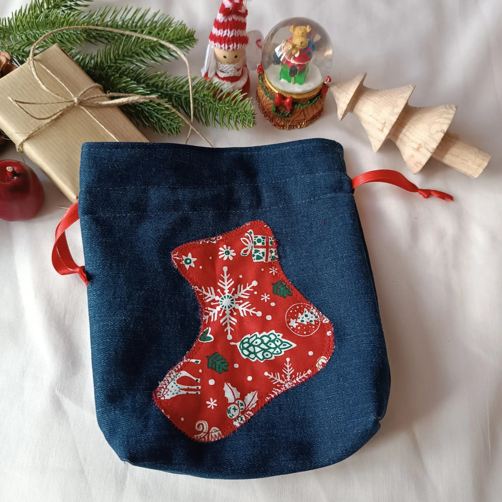 Pochon de Noël en jeans brut upcyclé, appliqué botte en coton rouge