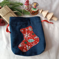 Pochon de Noël en jeans brut upcyclé, appliqué botte en coton rouge