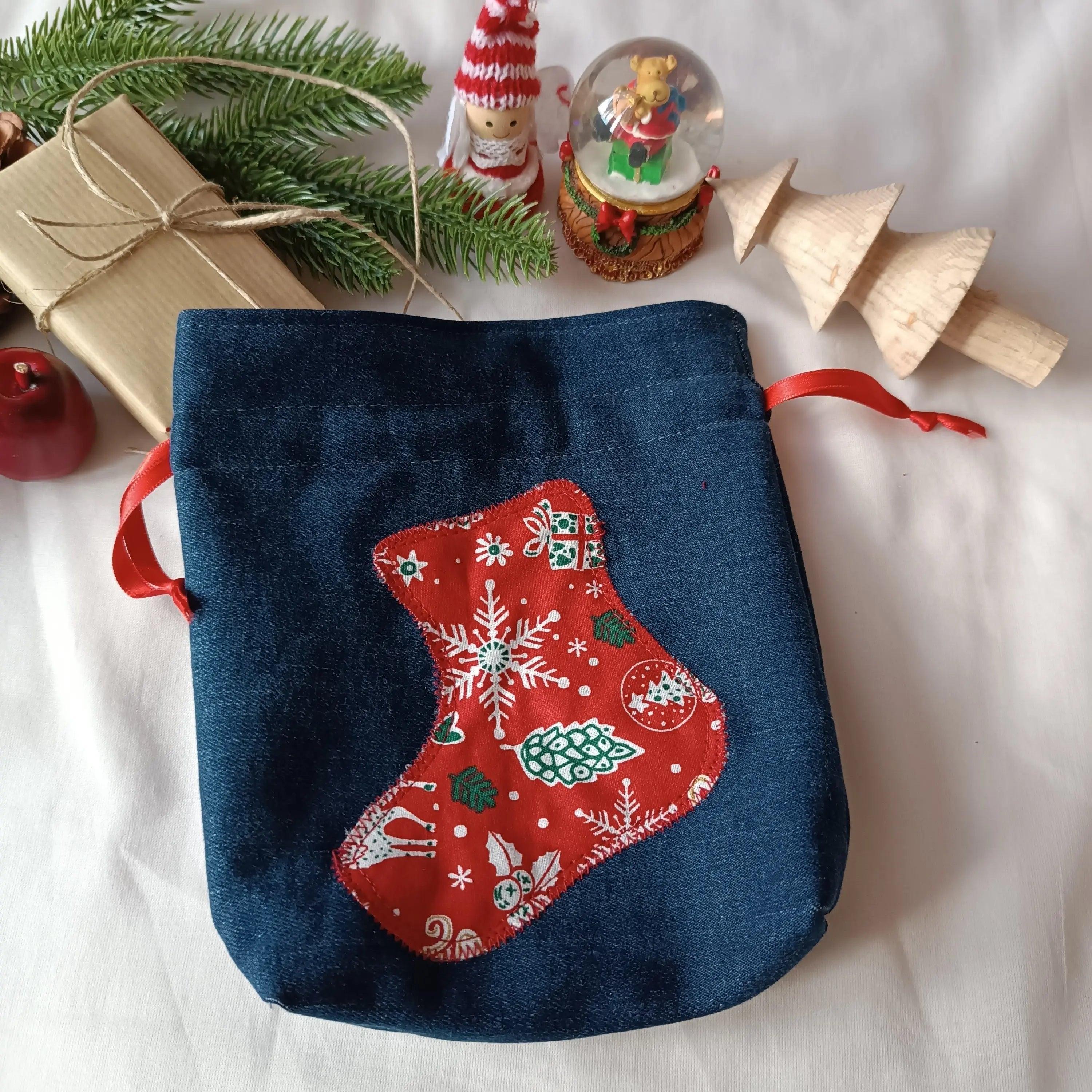 Pochon de Noël en jeans brut upcyclé, appliqué botte en coton rouge