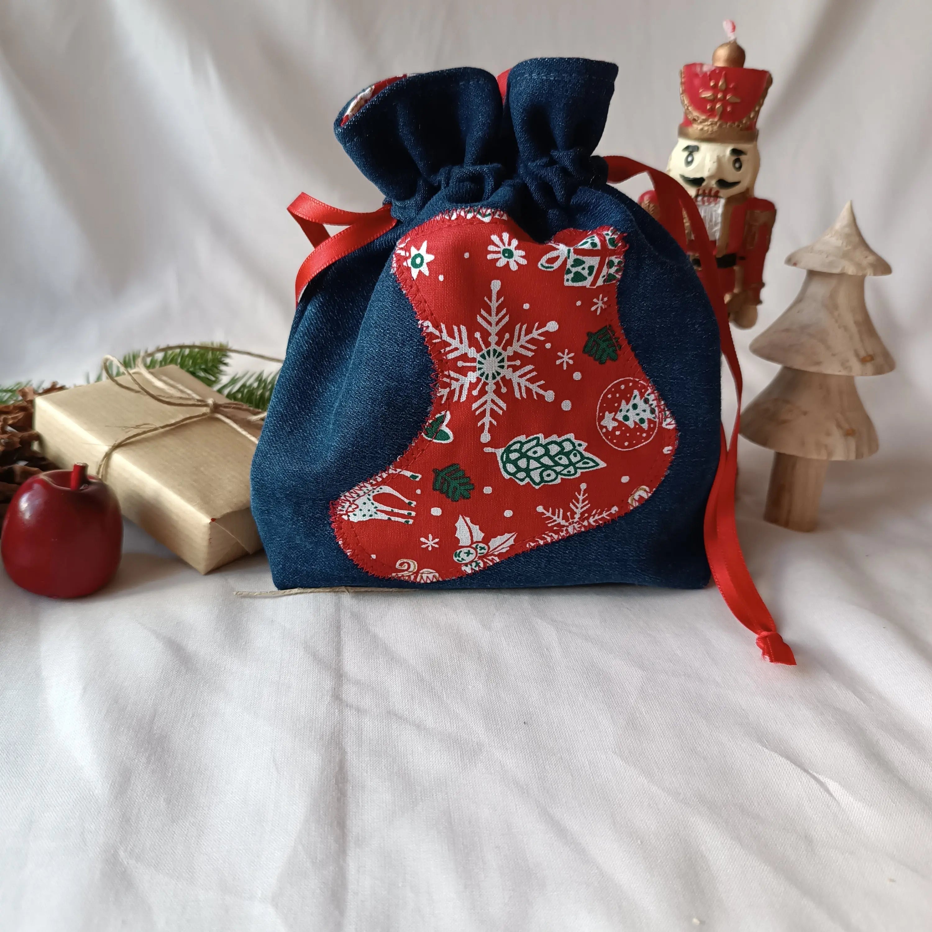 Détail de la botte rouge cousue sur le pochon de Noël en jeans