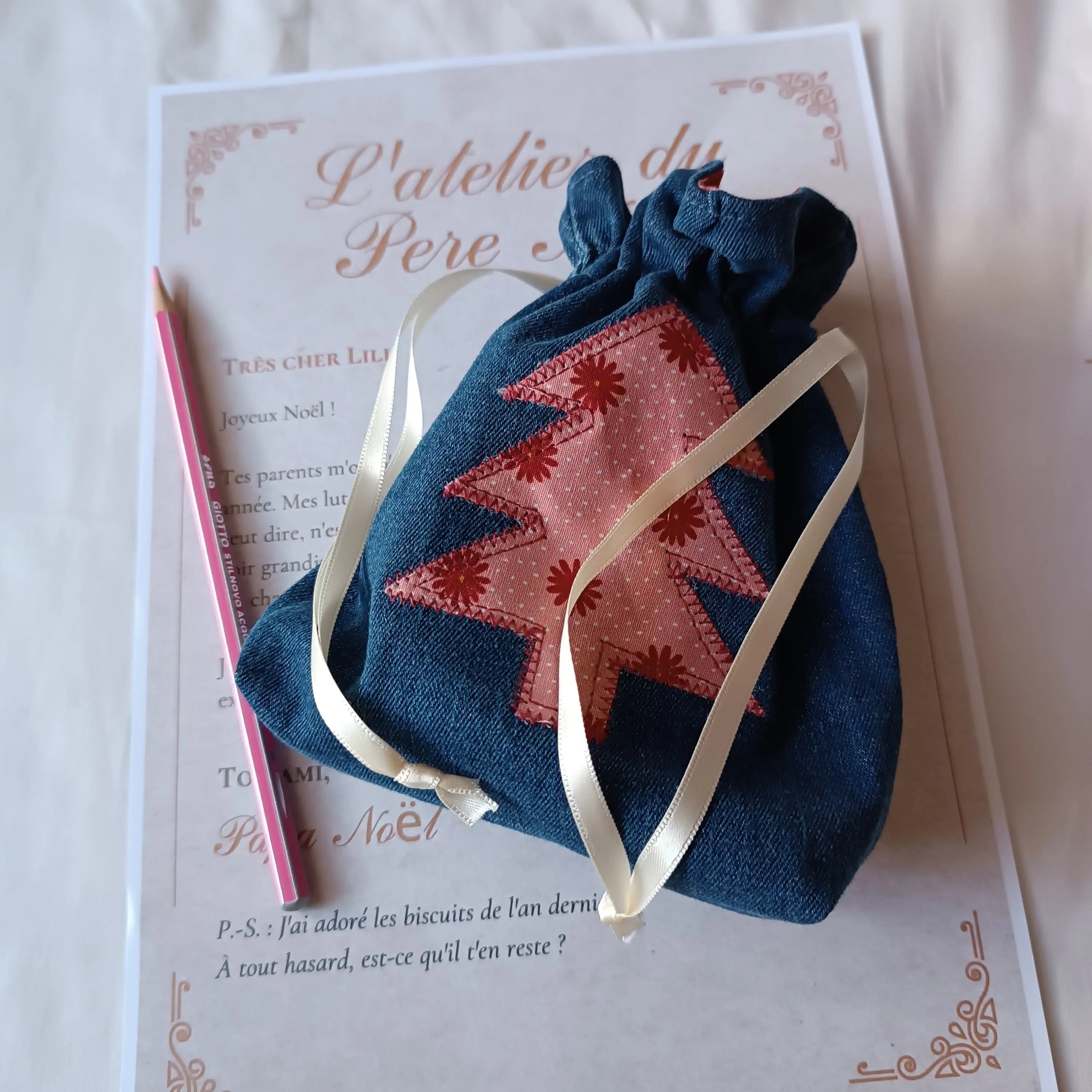 Pochon de Noël en jeans brut upcyclé, appliqué sapin en coton rose