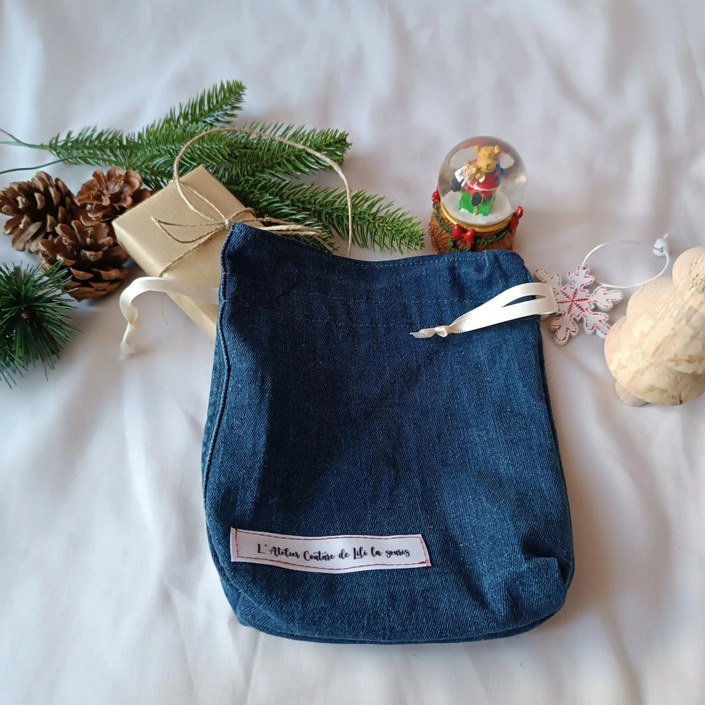 Détail du sapin rose cousu sur le pochon de Noël en jeans