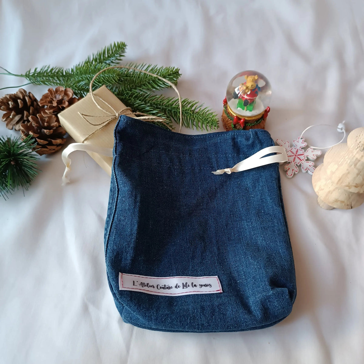 Détail du sapin rose cousu sur le pochon de Noël en jeans