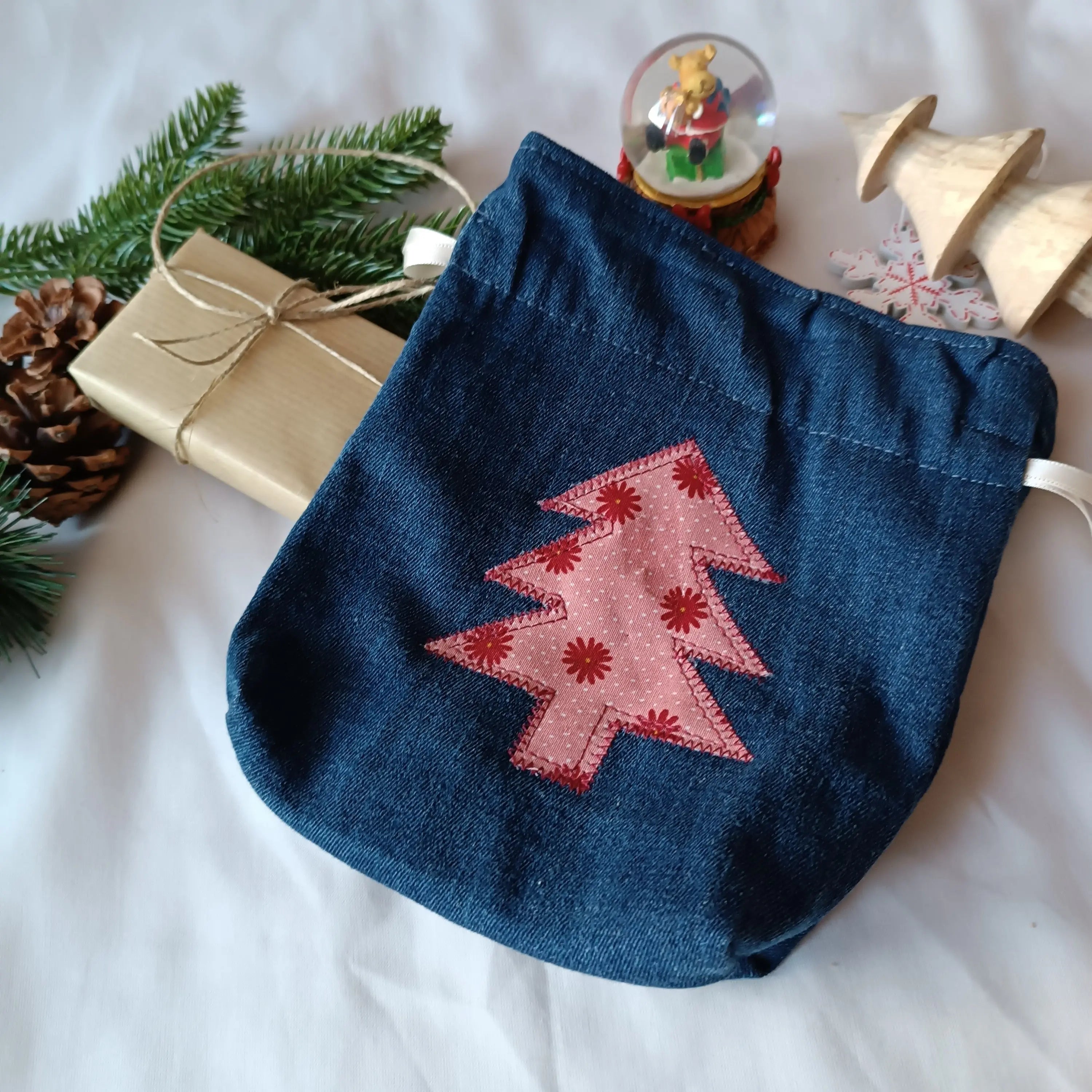 Pochon cadeau de Noël en denim recyclé fermé par un cordon