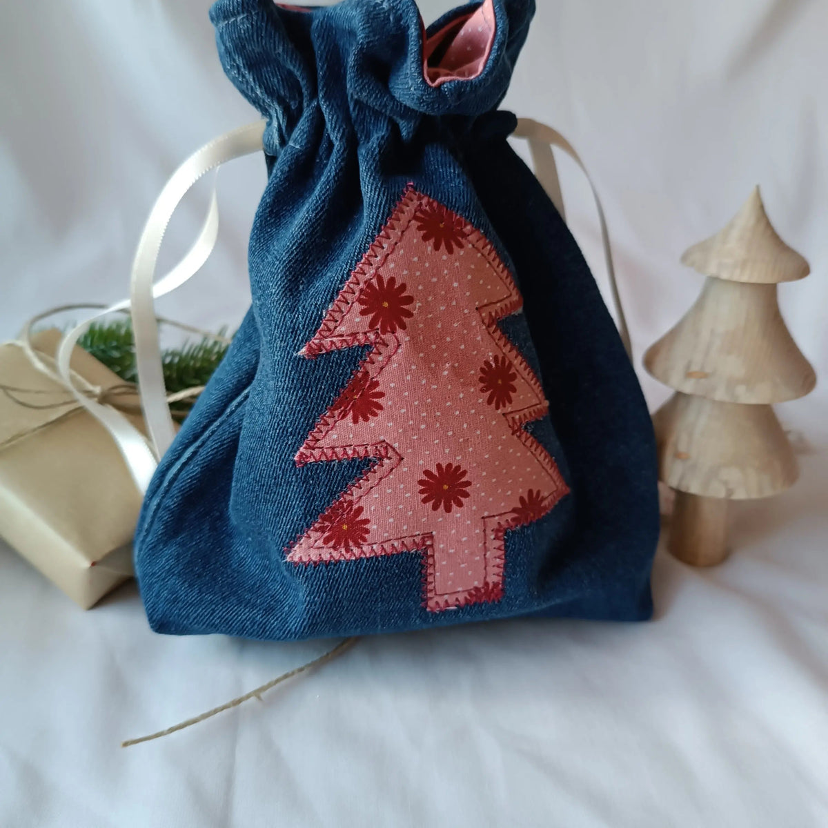 Emballage cadeau réutilisable en jeans upcyclé, fait main en Picardie