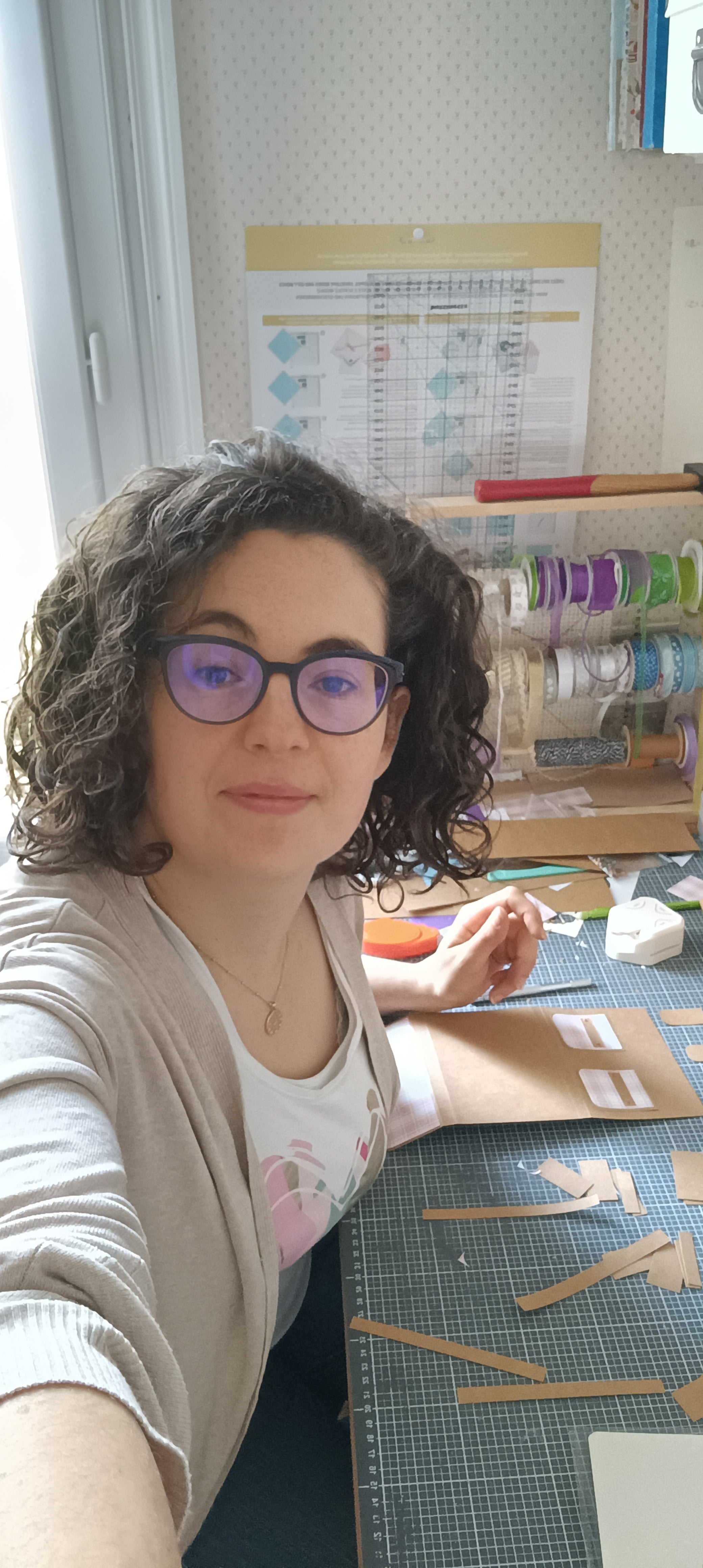 Aurélie alias, LILI, créatrice de l'atelier de lili la souris - carterie artisanale