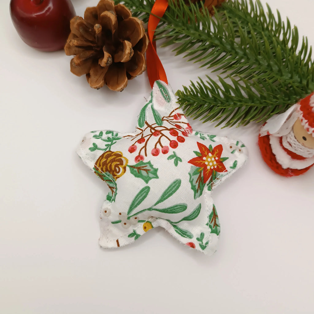 Décoration de sapin en forme d’étoile de Récup’ Tissu de Lili - décoration noel - décoration noel à accrocher - ornement de sapin de noel - ornement de noel - décoration noel tissu - décoration noel sapin - décoration noel rouge - ornement noel tissu - ornement noel rouge - ornement sapin de noel - décoration noel - décoration de noel fait main