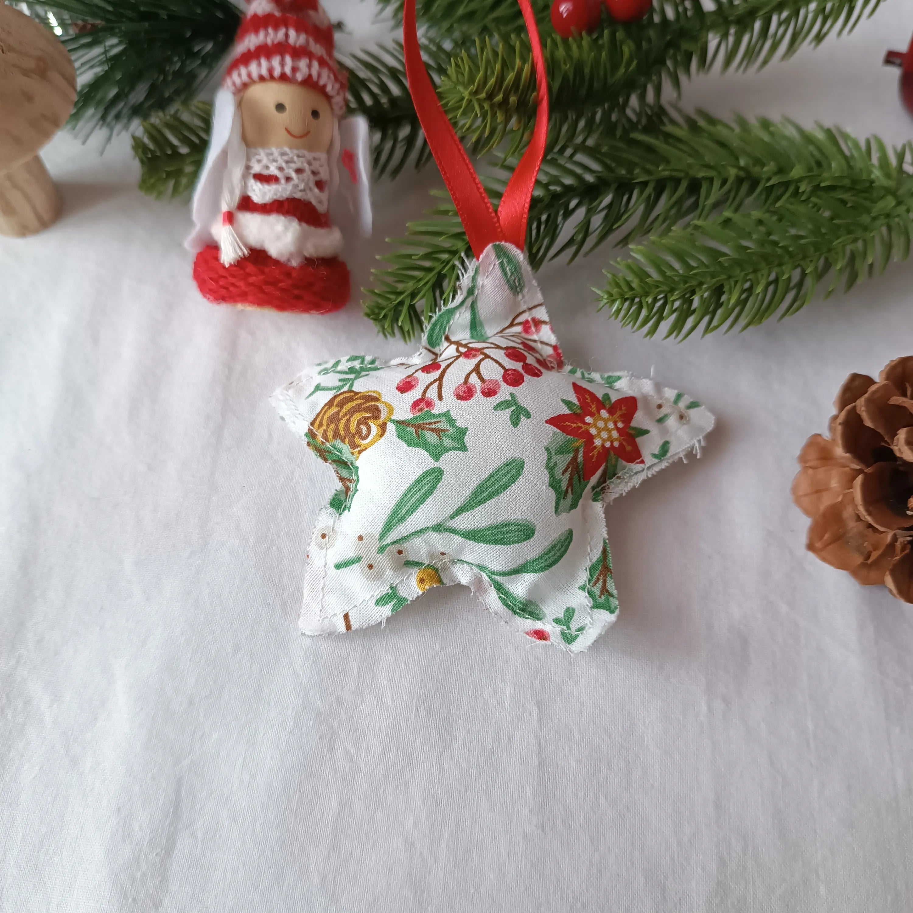 Décoration de sapin en forme d’étoile de Récup’ Tissu de Lili - décoration noel - décoration noel à accrocher - ornement de sapin de noel - ornement de noel - décoration noel tissu - décoration noel sapin - décoration noel rouge - ornement noel tissu - ornement noel rouge - ornement sapin de noel - décoration noel - décoration de noel fait main