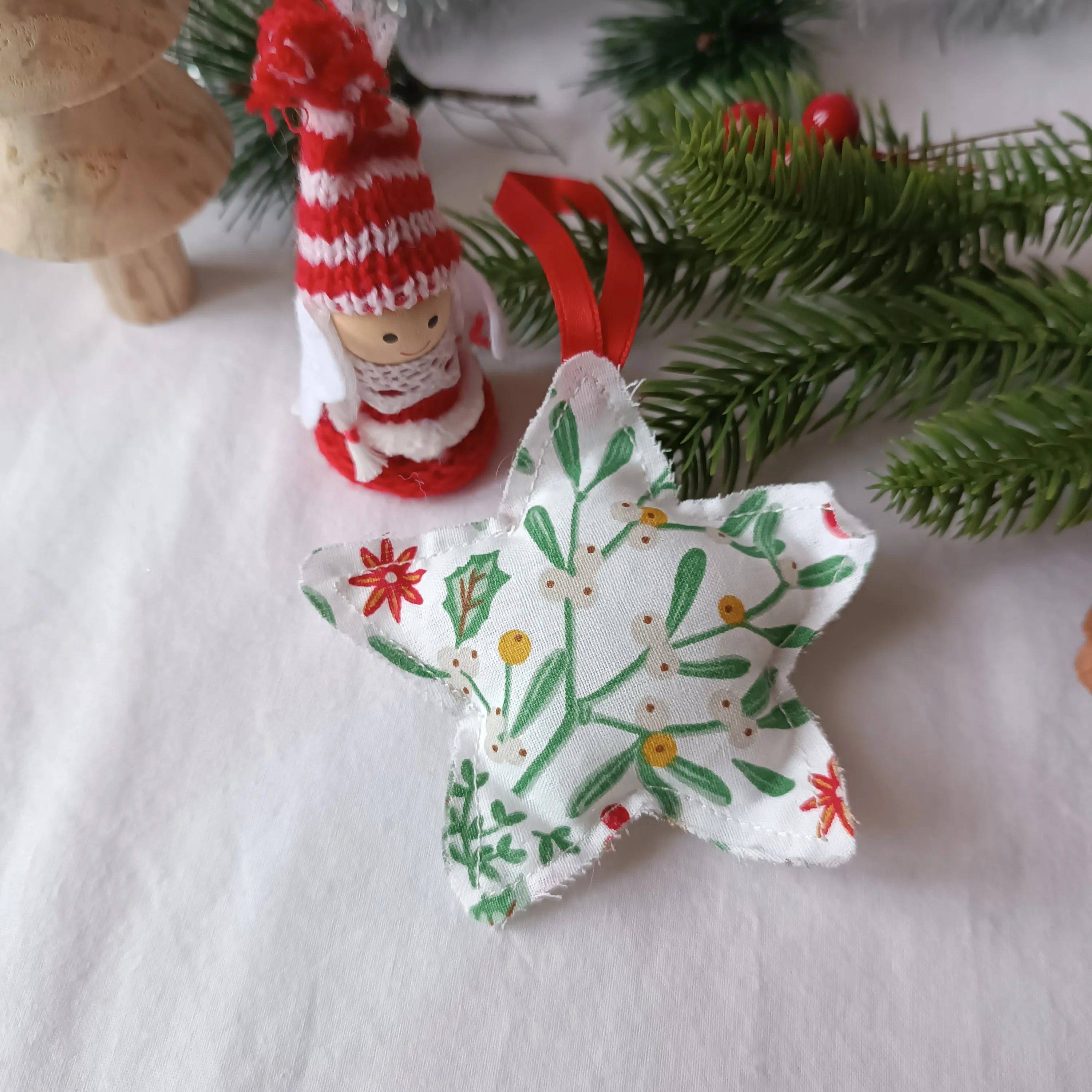 Décoration de sapin en forme d’étoile de Récup’ Tissu de Lili - décoration noel - décoration noel à accrocher - ornement de sapin de noel - ornement de noel - décoration noel tissu - décoration noel sapin - décoration noel rouge - ornement noel tissu - ornement noel rouge - ornement sapin de noel - décoration noel - décoration de noel fait main