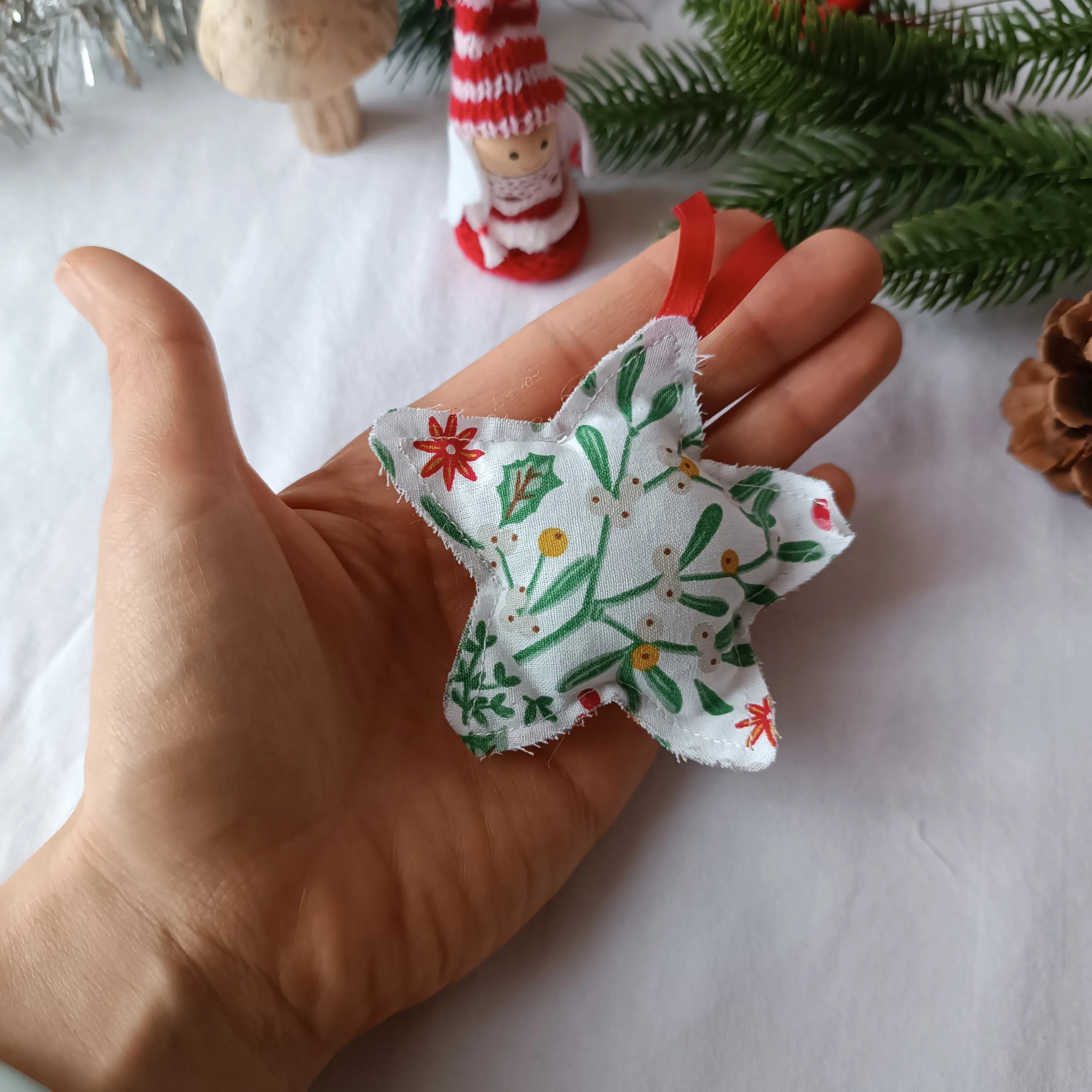 Décoration de sapin en forme d’étoile de Récup’ Tissu de Lili - décoration noel - décoration noel à accrocher - ornement de sapin de noel - ornement de noel - décoration noel tissu - décoration noel sapin - décoration noel rouge - ornement noel tissu - ornement noel rouge - ornement sapin de noel - décoration noel - décoration de noel fait main