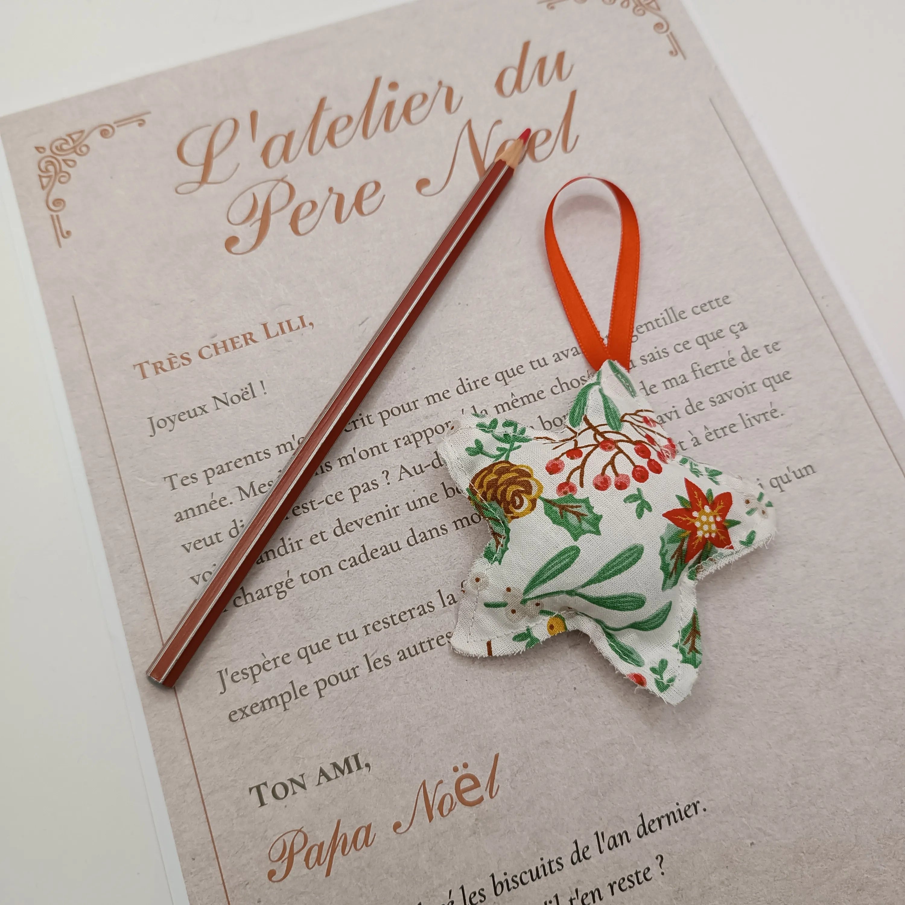 Décoration de sapin en forme d’étoile de Récup’ Tissu de Lili - décoration noel - décoration noel à accrocher - ornement de sapin de noel - ornement de noel - décoration noel tissu - décoration noel sapin - décoration noel rouge - ornement noel tissu - ornement noel rouge - ornement sapin de noel - décoration noel - décoration de noel fait main