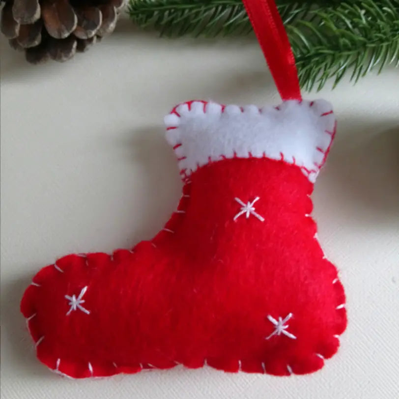 Décoration de Noël en forme de botte, feutrine rouge brodée de flocons