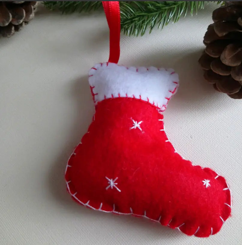 Botte de Noël en feutrine rouge suspendue par son ruban satin