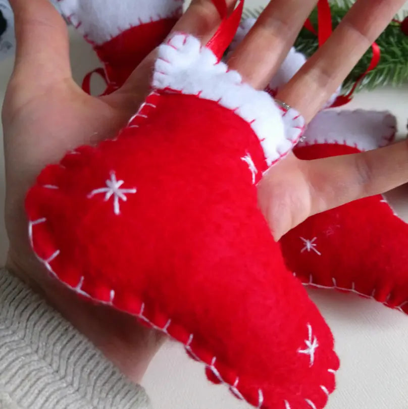 Botte de Noël en feutrine cousue main, détail du ruban satin