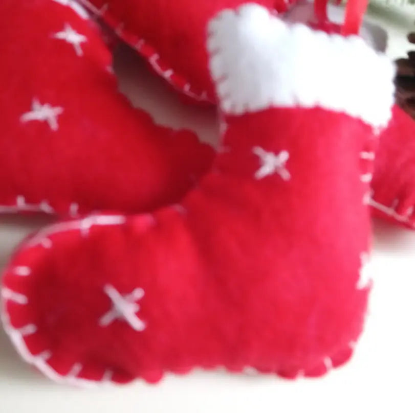 Décoration de Noël botte rouge accrochée sur une branche de sapin
