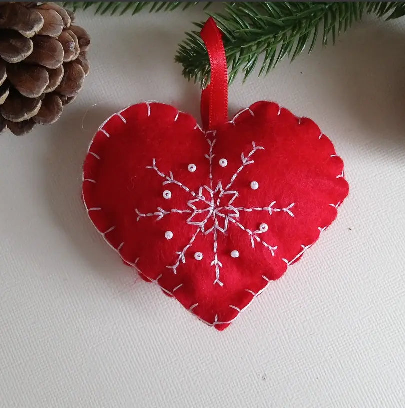 Décoration de Noël en forme de cœur, feutrine rouge brodée de flocons