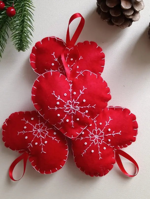 Cœur de Noël en feutrine rouge suspendu par son ruban satin