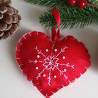 Cœur de Noël en feutrine cousu main, détail des perles brodées