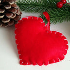 Cœur de Noël en feutrine rouge, détail du ruban satin