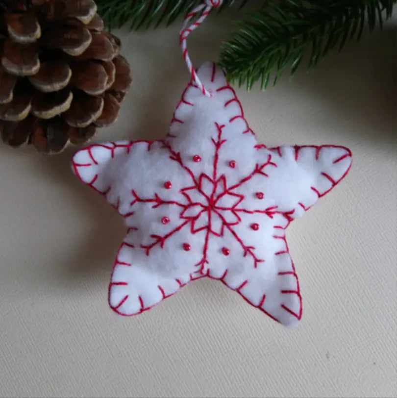 Décoration de Noël en forme d'étoile, feutrine blanche brodée de flocons