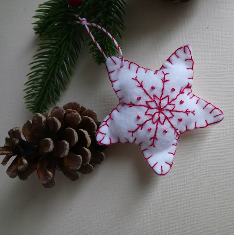 Étoile de Noël en feutrine blanche suspendue par son cordon