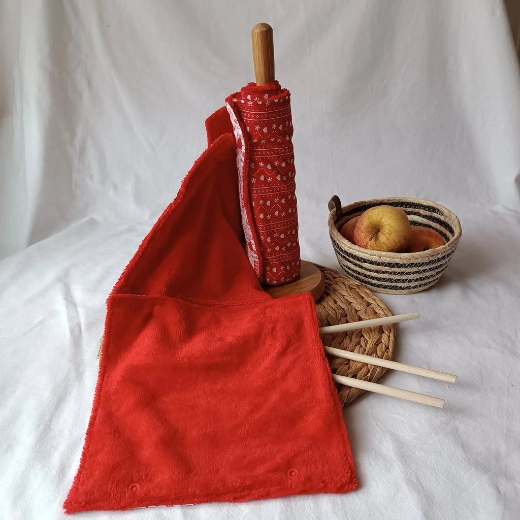 Essuie-tout lavable rouge accroché dans une cuisine zéro déchet