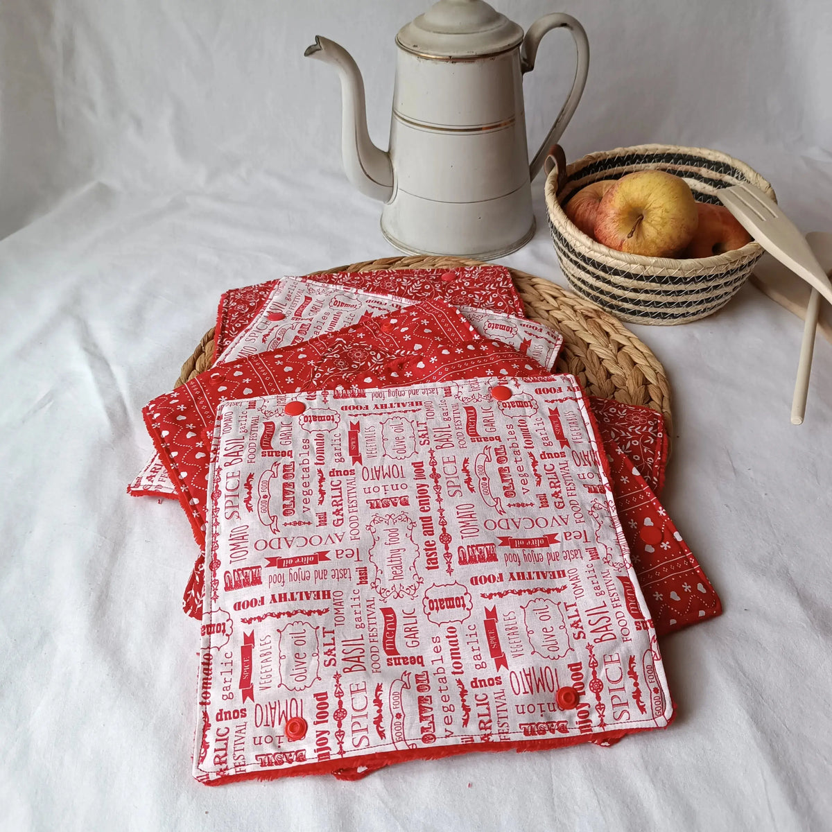 Essuie-tout lavable rouge plié, fait main dans l'atelier en Picardie