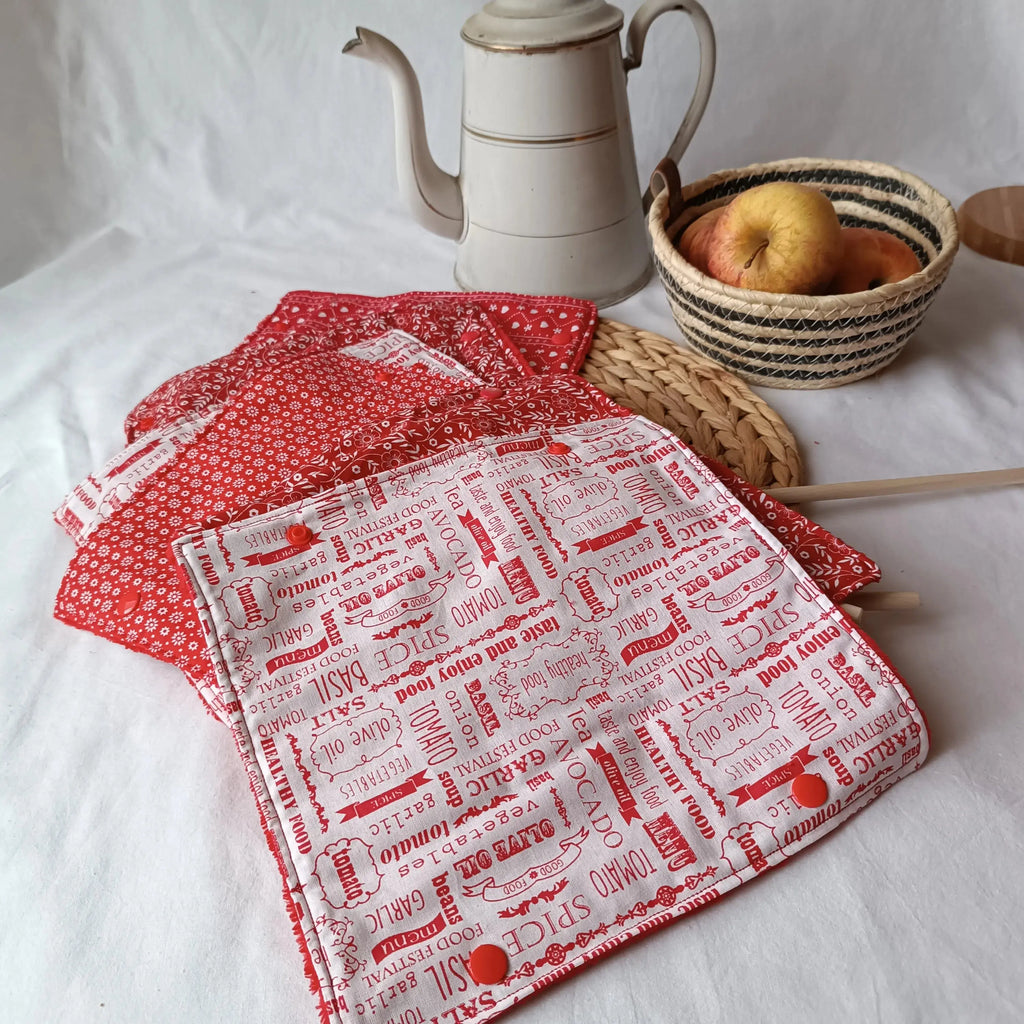 Rouleau d'essuie-tout réutilisable rouge et blanc posé en cuisine