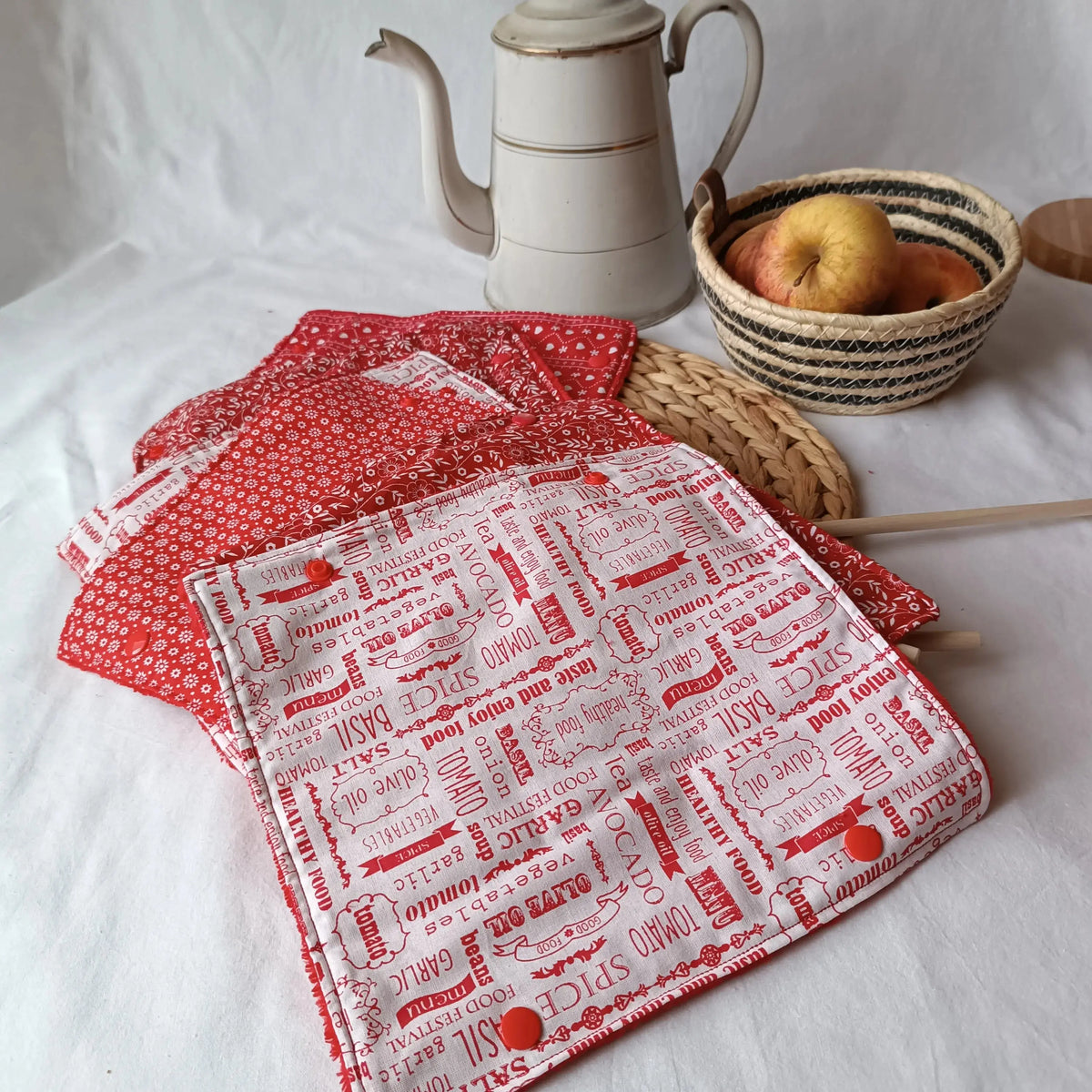 Rouleau d'essuie-tout réutilisable rouge et blanc posé en cuisine