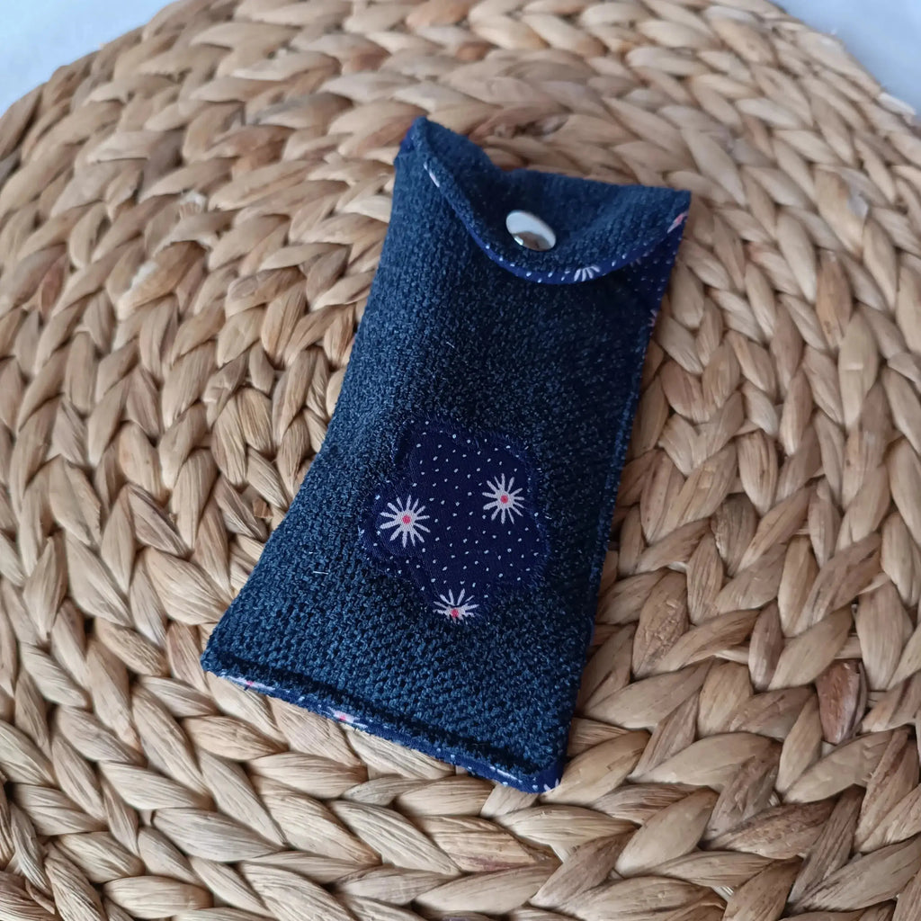 étui à lunette bleu de Récup’ Tissu de Lili – pochette de transport lunettes – étui à lunettes - Pochette en tissu- Accessoires de lecture- Pochette à lunettes- Pochette lunette upcyclée- Pochette artisanale pour lunettes - Pochette de protection pour lunettes- Pochette pour transporter des lunettes – Etui lunettes originale – Etui Lunettes écoresponsable - Pochette en tissu recyclé- Etui lunettes artisanale