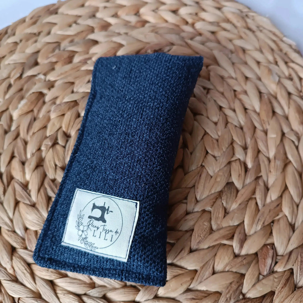 étui à lunette bleu de Récup’ Tissu de Lili – pochette de transport lunettes – étui à lunettes - Pochette en tissu- Accessoires de lecture- Pochette à lunettes- Pochette lunette upcyclée- Pochette artisanale pour lunettes - Pochette de protection pour lunettes- Pochette pour transporter des lunettes – Etui lunettes originale – Etui Lunettes écoresponsable - Pochette en tissu recyclé- Etui lunettes artisanale