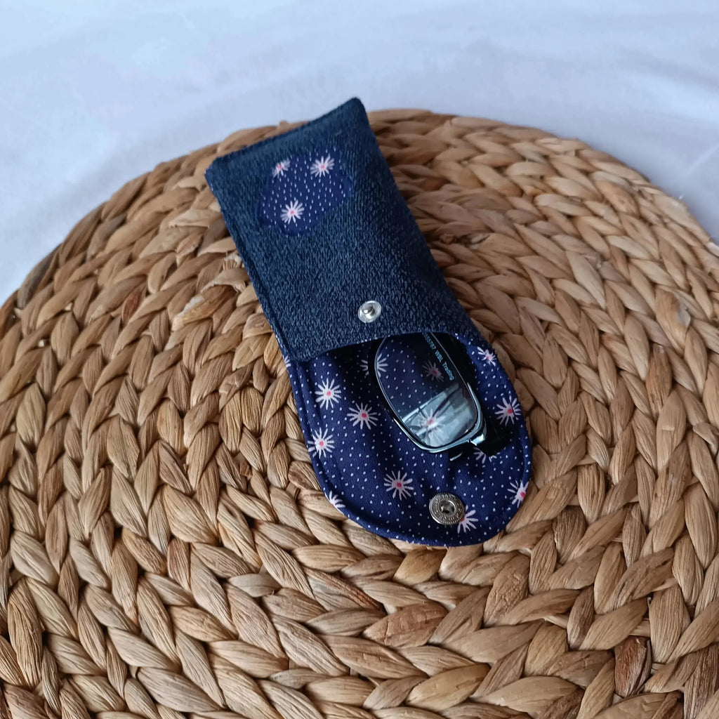 étui à lunette bleu de Récup’ Tissu de Lili – pochette de transport lunettes – étui à lunettes - Pochette en tissu- Accessoires de lecture- Pochette à lunettes- Pochette lunette upcyclée- Pochette artisanale pour lunettes - Pochette de protection pour lunettes- Pochette pour transporter des lunettes – Etui lunettes originale – Etui Lunettes écoresponsable - Pochette en tissu recyclé- Etui lunettes artisanale