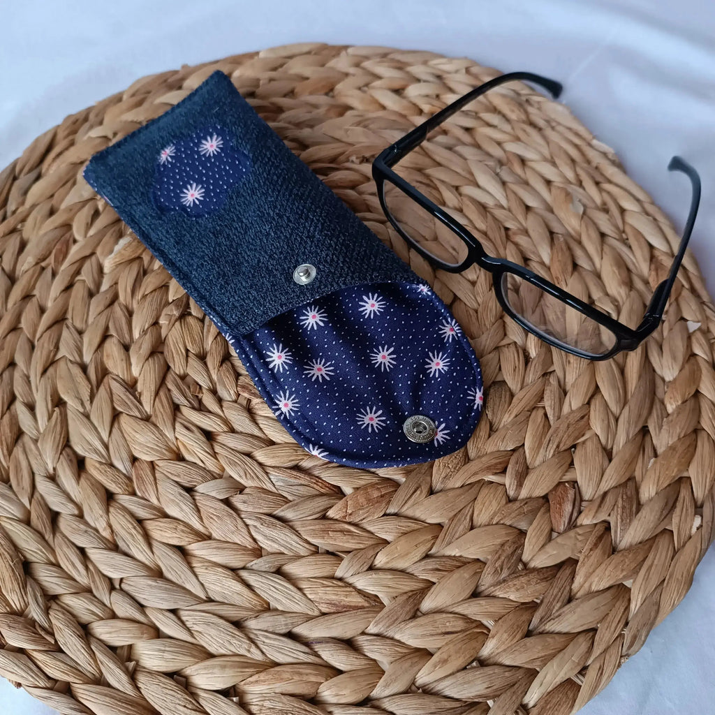 étui à lunette bleu de Récup’ Tissu de Lili – pochette de transport lunettes – étui à lunettes - Pochette en tissu- Accessoires de lecture- Pochette à lunettes- Pochette lunette upcyclée- Pochette artisanale pour lunettes - Pochette de protection pour lunettes- Pochette pour transporter des lunettes – Etui lunettes originale – Etui Lunettes écoresponsable - Pochette en tissu recyclé- Etui lunettes artisanale
