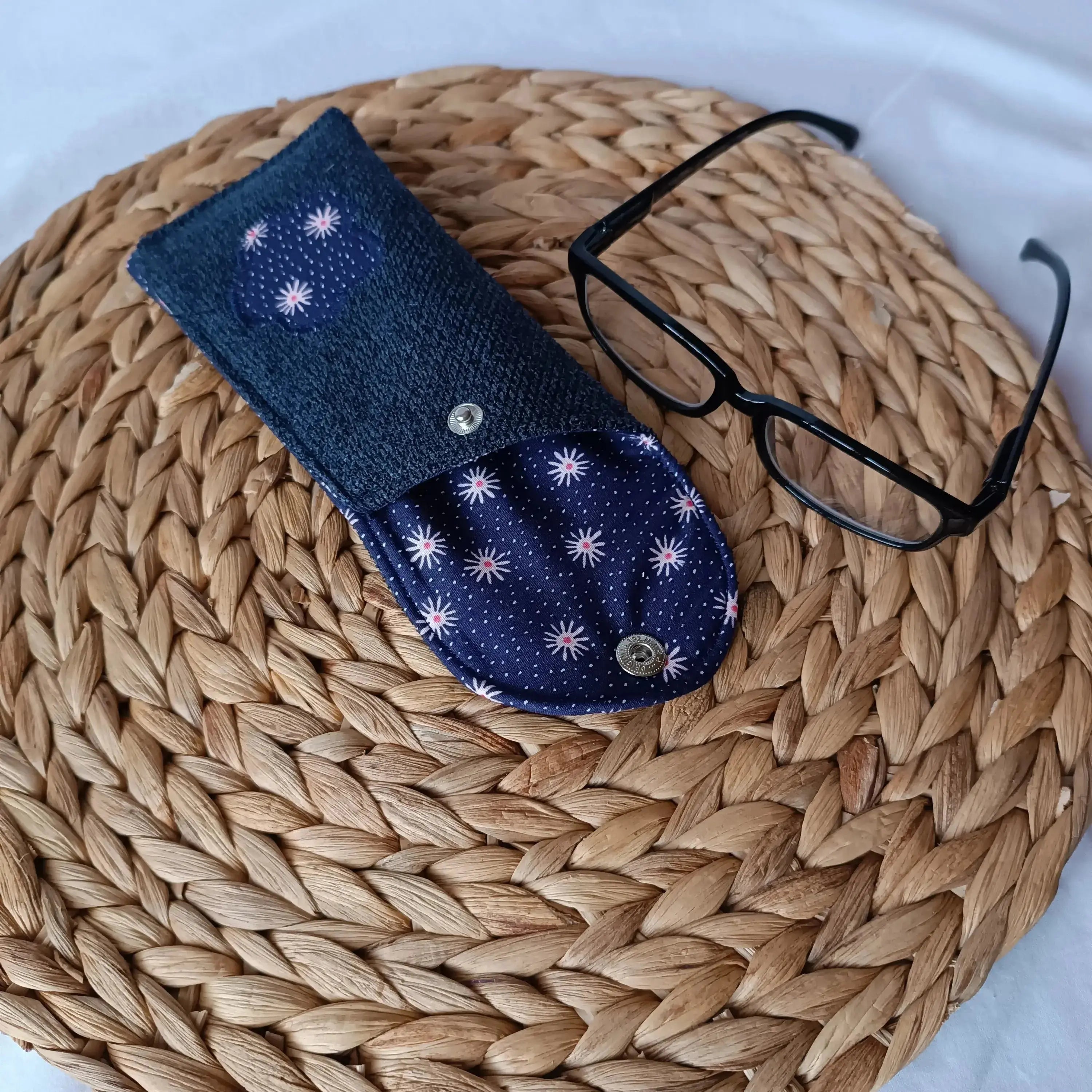 étui à lunette bleu de Récup’ Tissu de Lili – pochette de transport lunettes – étui à lunettes - Pochette en tissu- Accessoires de lecture- Pochette à lunettes- Pochette lunette upcyclée- Pochette artisanale pour lunettes - Pochette de protection pour lunettes- Pochette pour transporter des lunettes – Etui lunettes originale – Etui Lunettes écoresponsable - Pochette en tissu recyclé- Etui lunettes artisanale