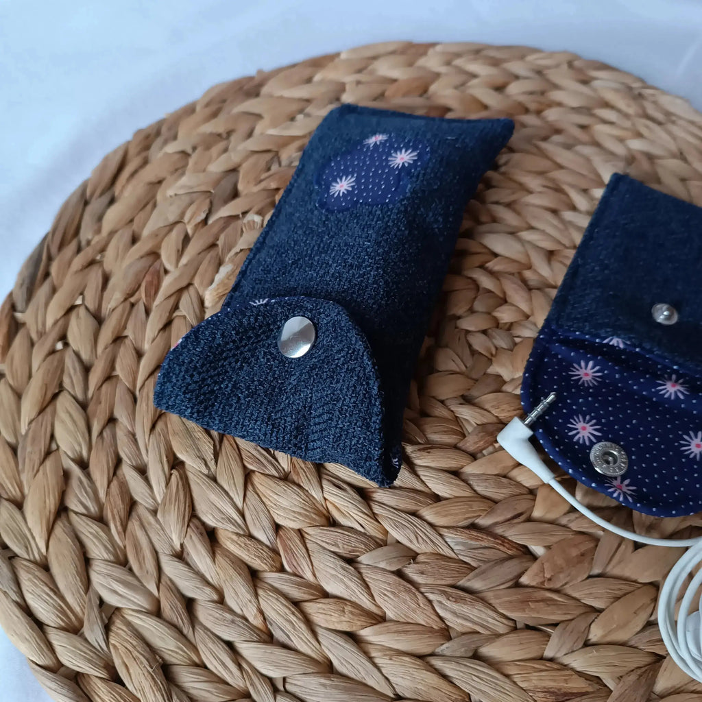 étui à lunette bleu de Récup’ Tissu de Lili – pochette de transport lunettes – étui à lunettes - Pochette en tissu- Accessoires de lecture- Pochette à lunettes- Pochette lunette upcyclée- Pochette artisanale pour lunettes - Pochette de protection pour lunettes- Pochette pour transporter des lunettes – Etui lunettes originale – Etui Lunettes écoresponsable - Pochette en tissu recyclé- Etui lunettes artisanale