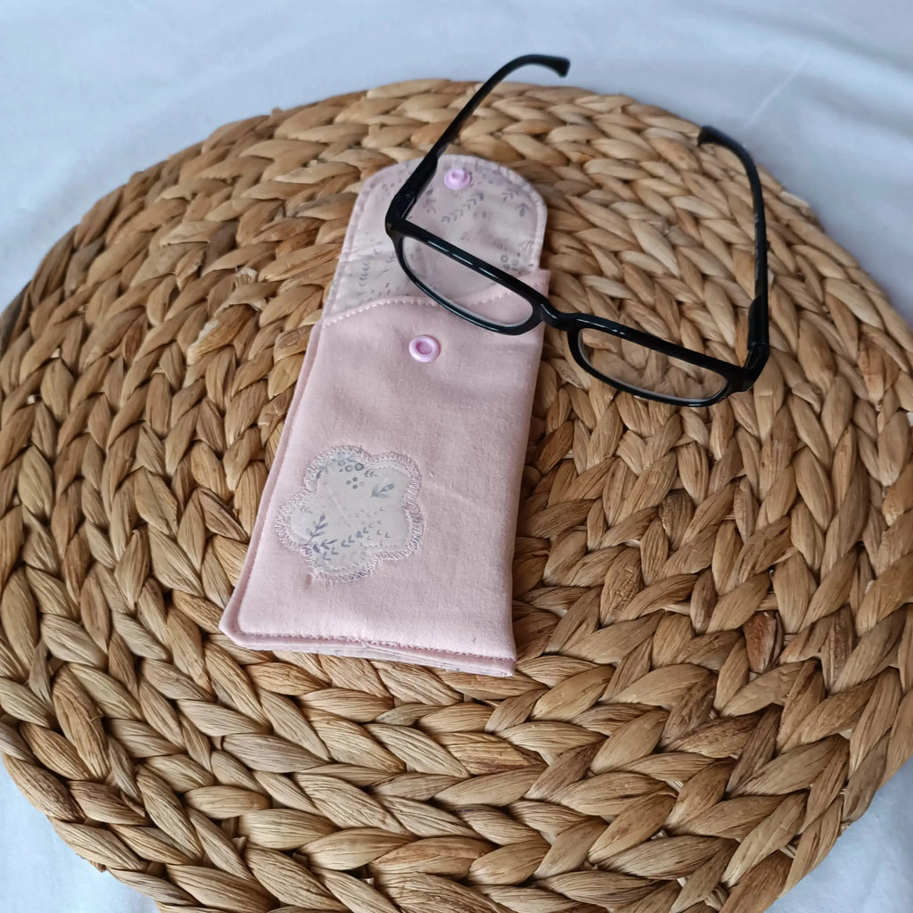 étui à lunette rose de Récup’ Tissu de Lili – pochette de transport lunettes – étui à lunettes - Pochette en tissu- Accessoires de lecture- Pochette à lunettes- Pochette lunette upcyclée- Pochette artisanale pour lunettes - Pochette de protection pour lunettes- Pochette pour transporter des lunettes – Etui lunettes originale – Etui Lunettes écoresponsable - Pochette en tissu recyclé- Etui lunettes artisanale