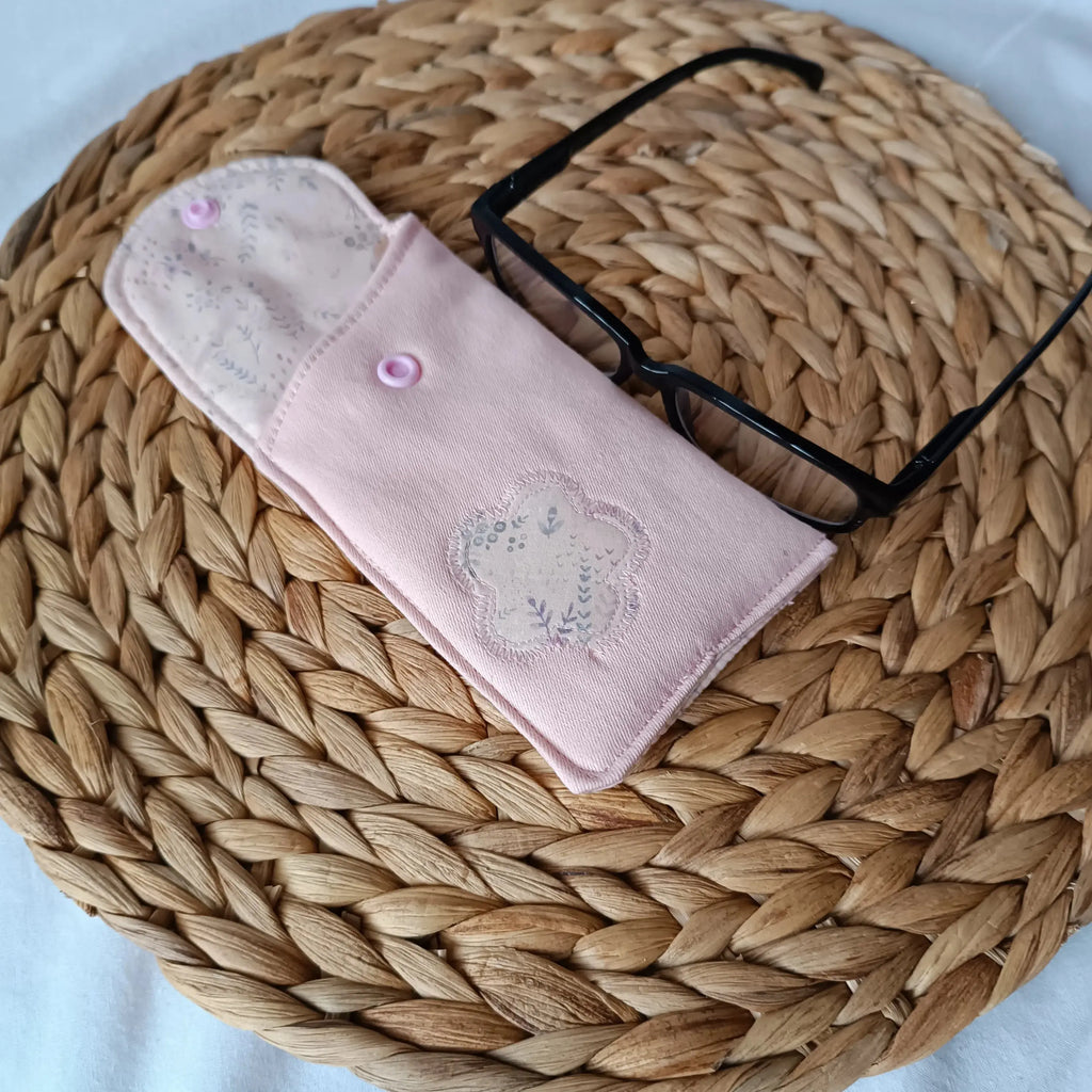 étui à lunette rose de Récup’ Tissu de Lili – pochette de transport lunettes – étui à lunettes - Pochette en tissu- Accessoires de lecture- Pochette à lunettes- Pochette lunette upcyclée- Pochette artisanale pour lunettes - Pochette de protection pour lunettes- Pochette pour transporter des lunettes – Etui lunettes originale – Etui Lunettes écoresponsable - Pochette en tissu recyclé- Etui lunettes artisanale