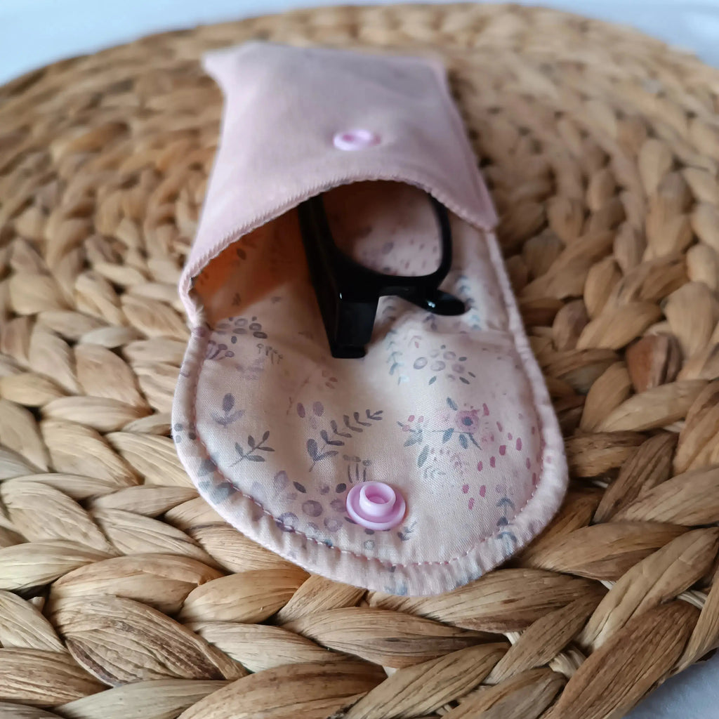 étui à lunette rose de Récup’ Tissu de Lili – pochette de transport lunettes – étui à lunettes - Pochette en tissu- Accessoires de lecture- Pochette à lunettes- Pochette lunette upcyclée- Pochette artisanale pour lunettes - Pochette de protection pour lunettes- Pochette pour transporter des lunettes – Etui lunettes originale – Etui Lunettes écoresponsable - Pochette en tissu recyclé- Etui lunettes artisanale