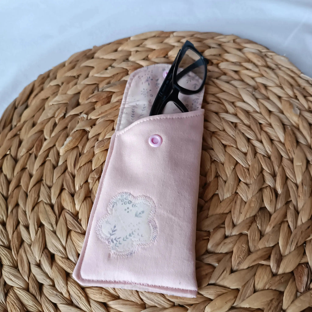 étui à lunette rose de Récup’ Tissu de Lili – pochette de transport lunettes – étui à lunettes - Pochette en tissu- Accessoires de lecture- Pochette à lunettes- Pochette lunette upcyclée- Pochette artisanale pour lunettes - Pochette de protection pour lunettes- Pochette pour transporter des lunettes – Etui lunettes originale – Etui Lunettes écoresponsable - Pochette en tissu recyclé- Etui lunettes artisanale
