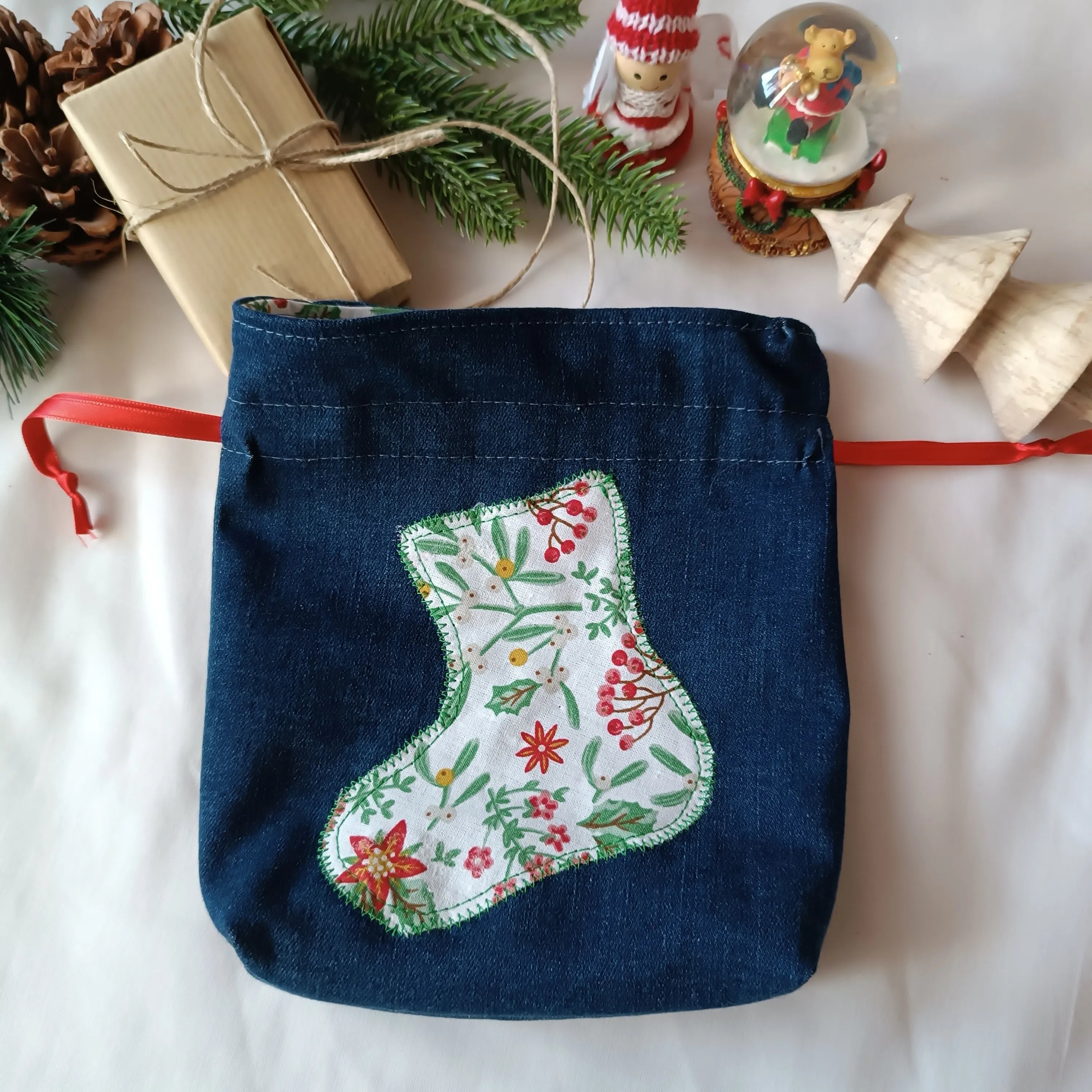 Pochon de Noël Récup’ tissu de Lili- jeans brut upcyclé - coton blanc - décore botte - Emballage cadeau réutilisable - pochette cadeau de noël - emballage cadeau de noël - pochon de noël - sac cadeau de noël - idée cadeau de noël - noël - pochette cadeau pour noël - pochette cadeau tissu - pochon noël - pochon tissu - emballage cadeau noël tissu - emballage cadeau upcyclé